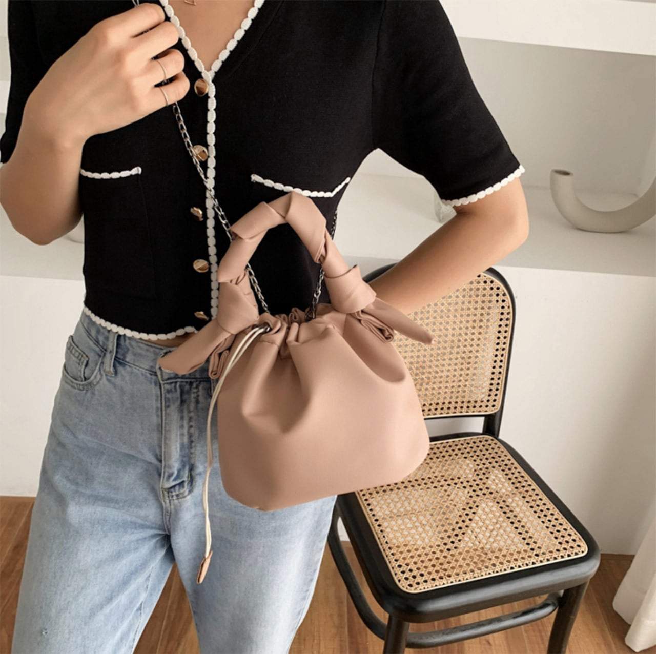 【動画あり】ねじれデザイン巾着シルバーチェーンバッグ　４色展開 - select store mirror me【動画あり】ねじれデザイン巾着シルバーチェーンバッグ　４色展開101005603mirror meselect store mirror me101005603ホワイト