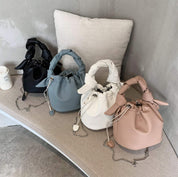 【動画あり】ねじれデザイン巾着シルバーチェーンバッグ　４色展開 - select store mirror me【動画あり】ねじれデザイン巾着シルバーチェーンバッグ　４色展開101005603mirror meselect store mirror me101005603ホワイト