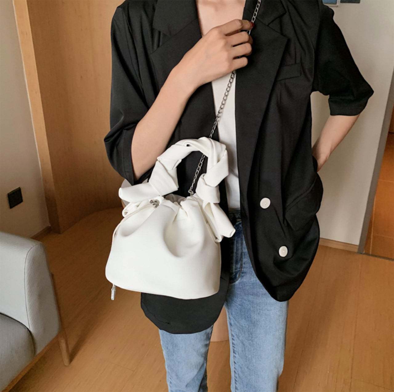 【動画あり】ねじれデザイン巾着シルバーチェーンバッグ　４色展開 - select store mirror me【動画あり】ねじれデザイン巾着シルバーチェーンバッグ　４色展開101005603mirror meselect store mirror me101005603ホワイト