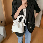 【動画あり】ねじれデザイン巾着シルバーチェーンバッグ　４色展開 - select store mirror me【動画あり】ねじれデザイン巾着シルバーチェーンバッグ　４色展開101005603mirror meselect store mirror me101005603ホワイト