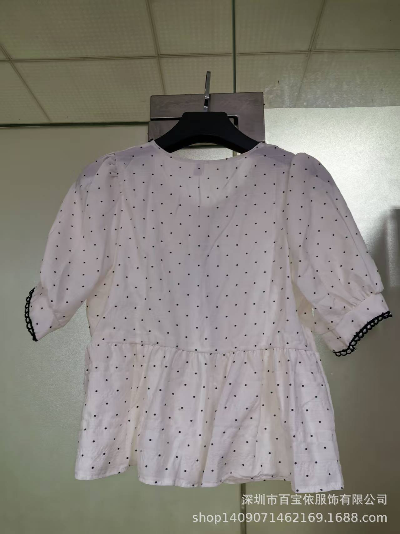 フレンチ V ネックレースブラウス