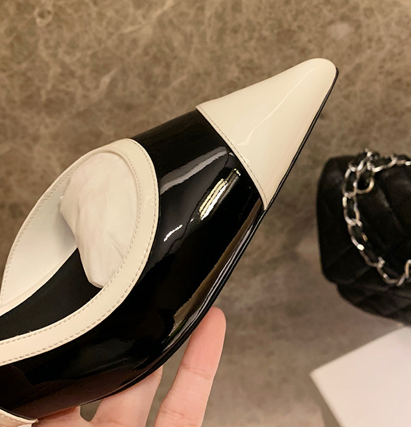 ツートンポインテッドパンプス