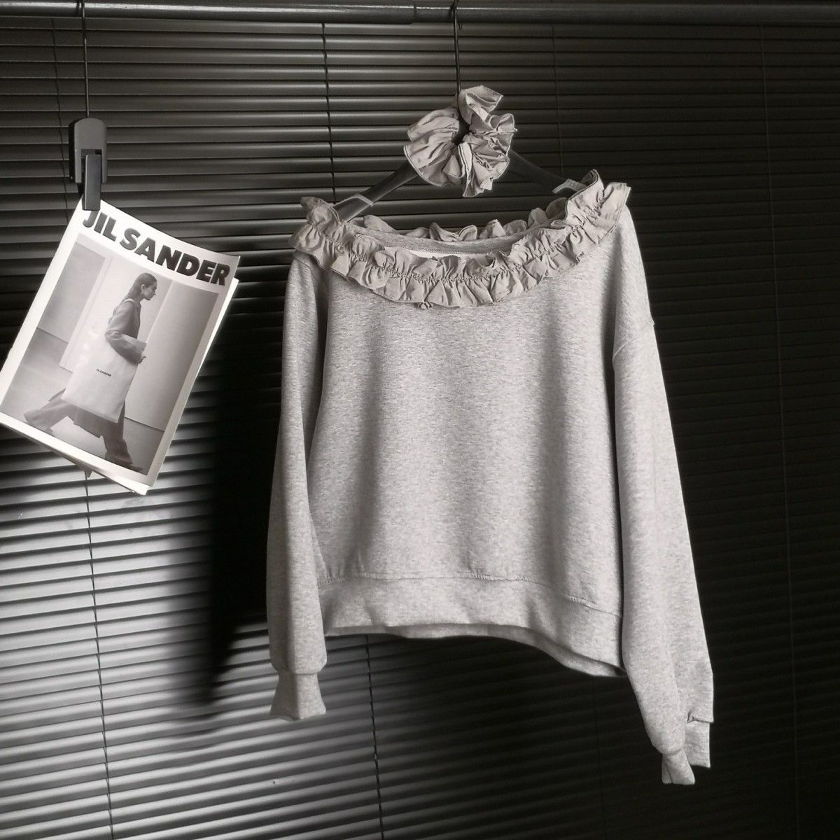 オフショルダーフリルスウェット