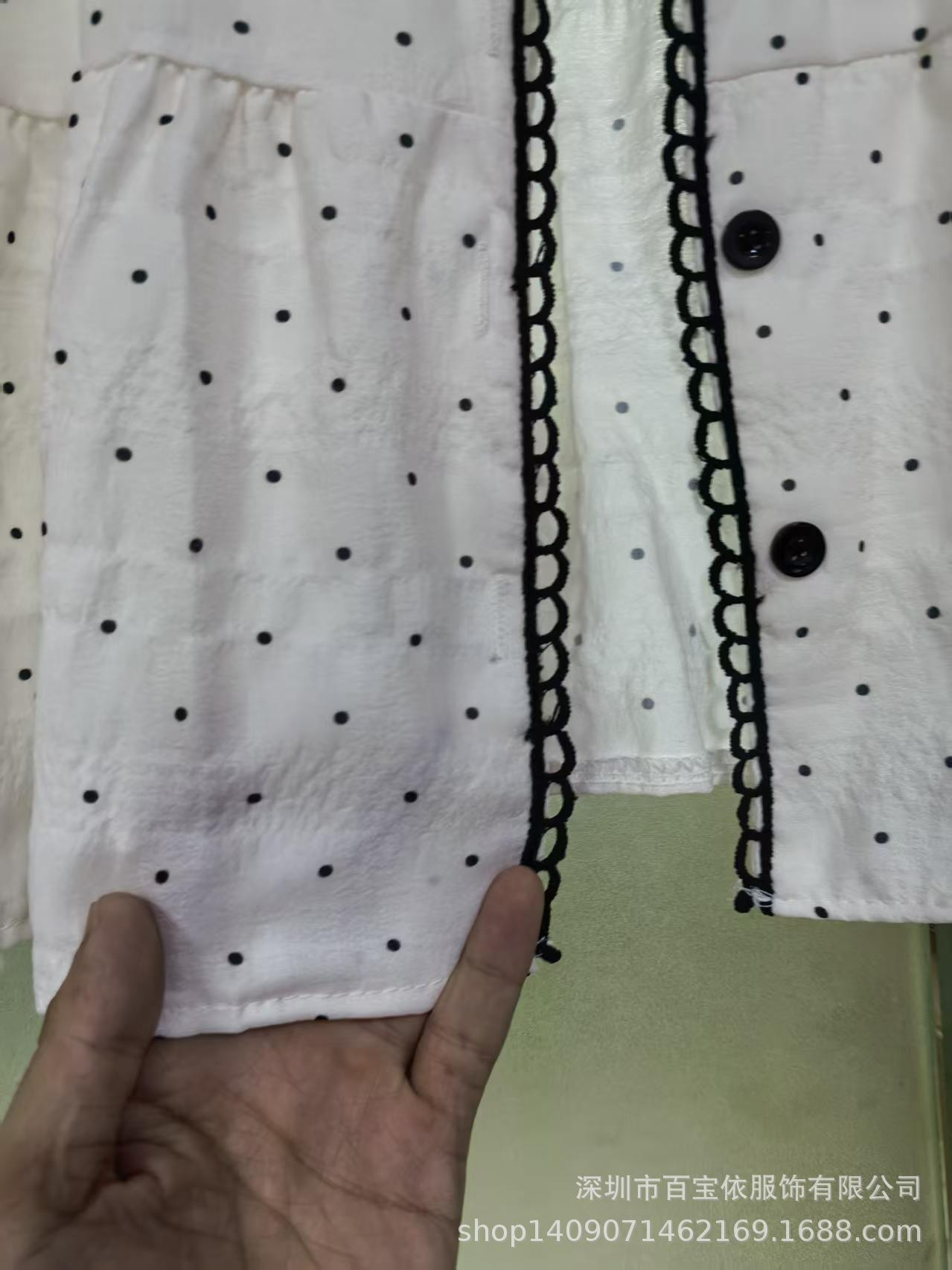 フレンチ V ネックレースブラウス