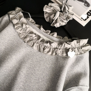 オフショルダーフリルスウェット