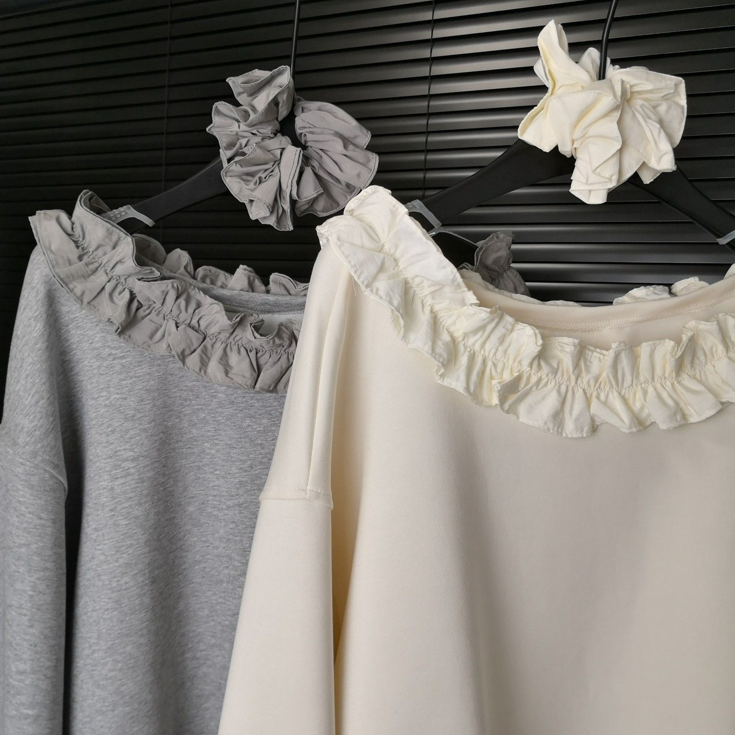 オフショルダーフリルスウェット