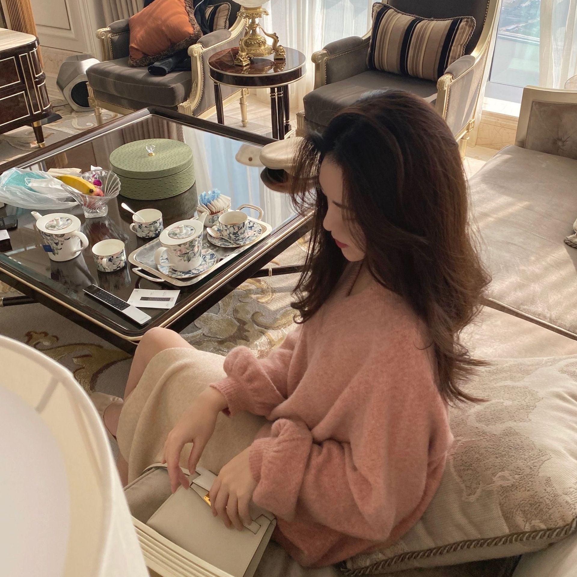 ふんわりピンクVネックニット