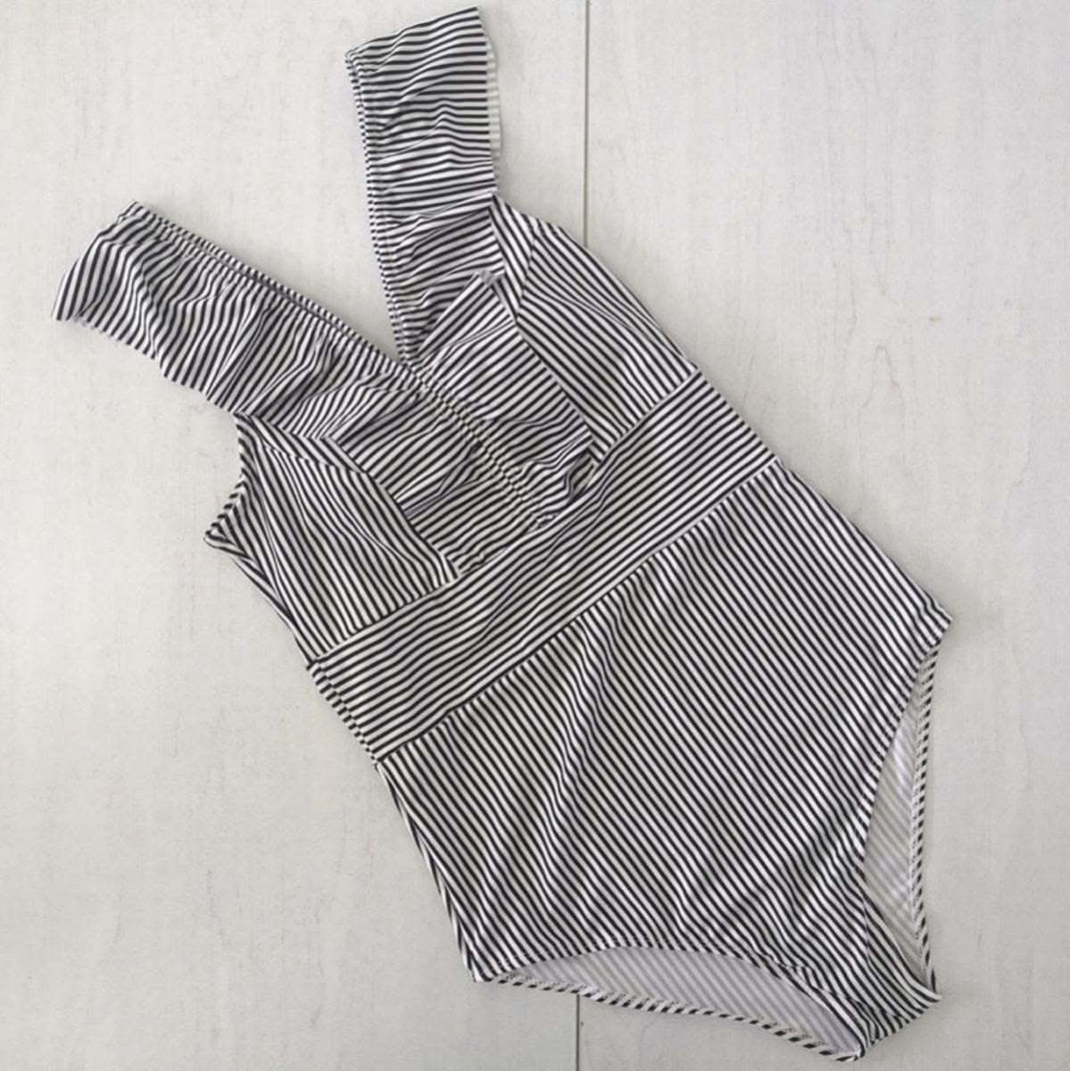 ブラックLサイズ１点即納＞＜インスタグラマー様ご愛用＞Vネックフリルストライプモノキニビキニ　３色展開 - select store mirror meブラックLサイズ１点即納＞＜インスタグラマー様ご愛用＞Vネックフリルストライプモノキニビキニ　３色展開52695800mirror meselect store mirror me52695800レッド×S