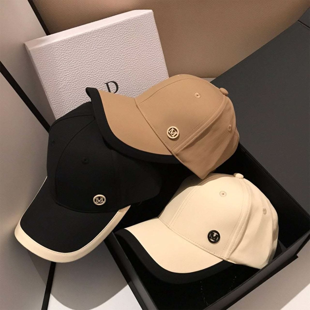 【動画あり】バイカラーバックチェーン付きMロゴマットキャップ　３色展開 - select store mirror me【動画あり】バイカラーバックチェーン付きMロゴマットキャップ　３色展開84325064mirror meselect store mirror me84325064ホワイト