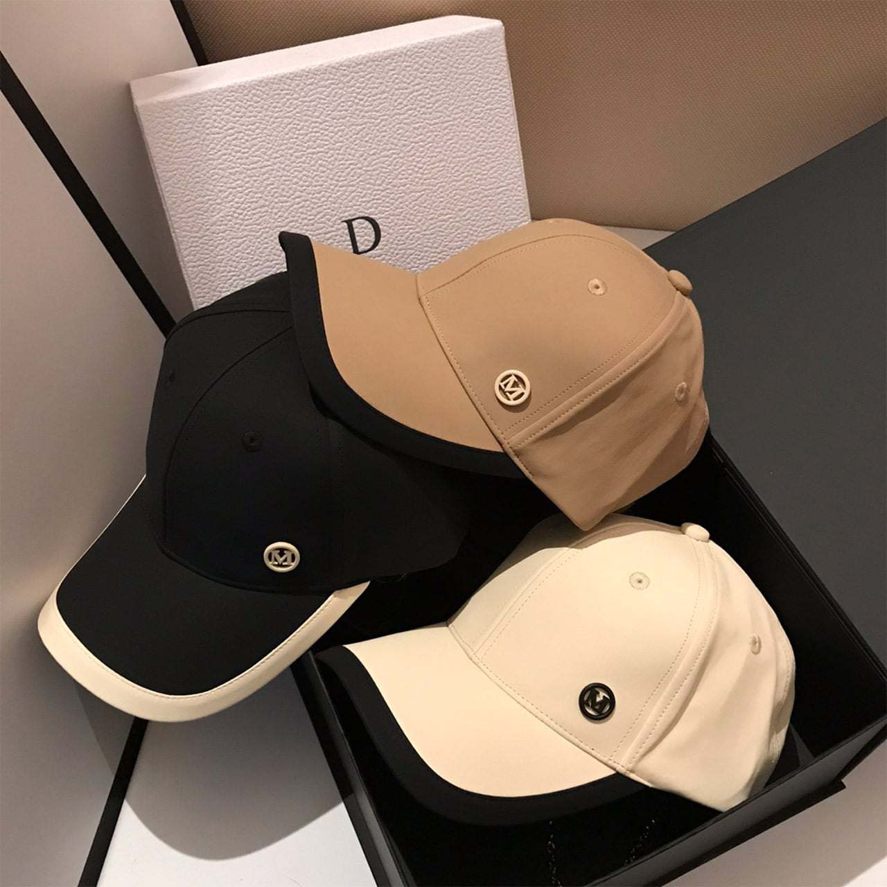 【動画あり】バイカラーバックチェーン付きMロゴマットキャップ　３色展開 - select store mirror me【動画あり】バイカラーバックチェーン付きMロゴマットキャップ　３色展開84325064mirror meselect store mirror me84325064ホワイト