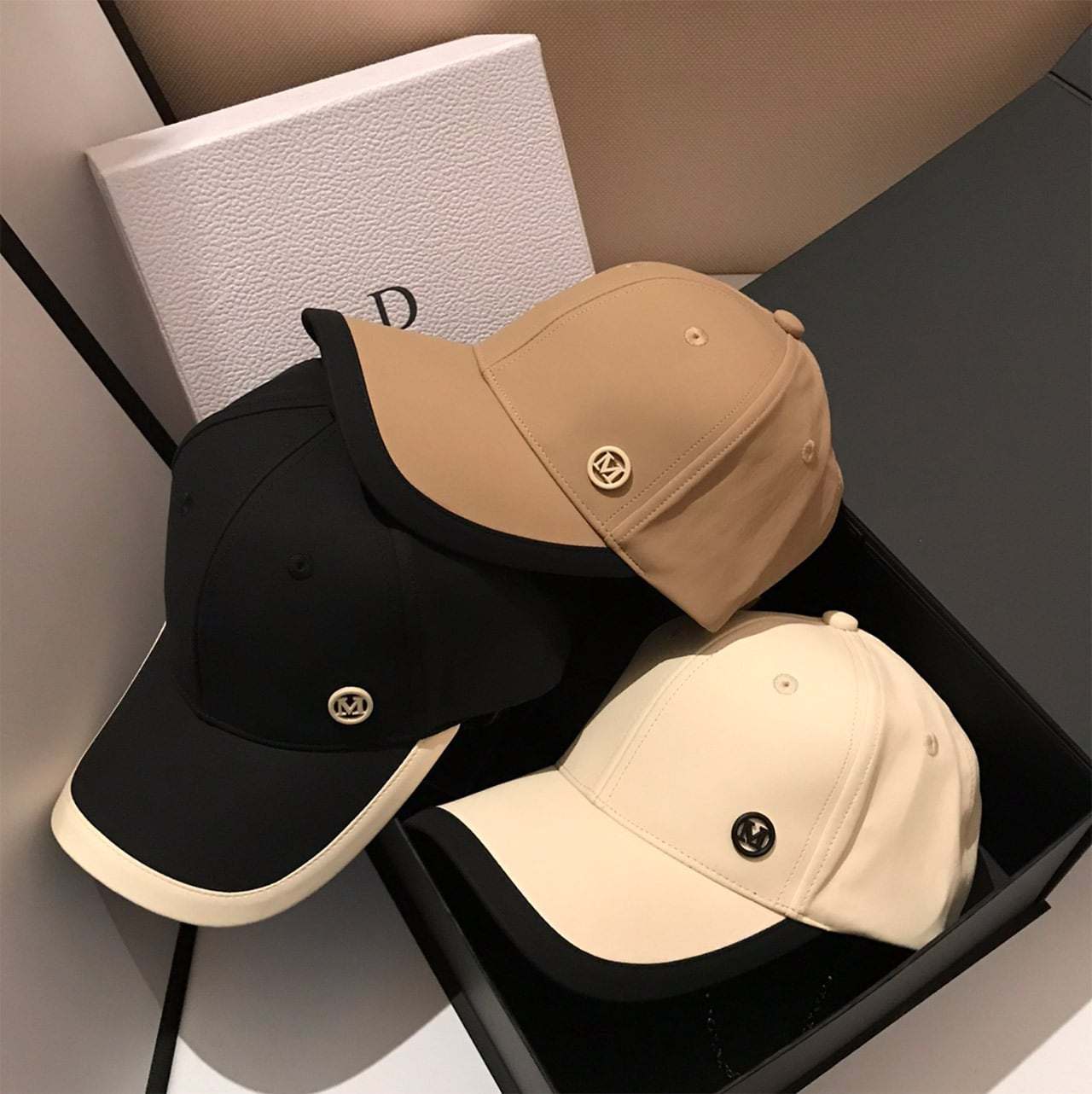 【動画あり】バイカラーバックチェーン付きMロゴマットキャップ　３色展開 - select store mirror me【動画あり】バイカラーバックチェーン付きMロゴマットキャップ　３色展開84325064mirror meselect store mirror me84325064ホワイト