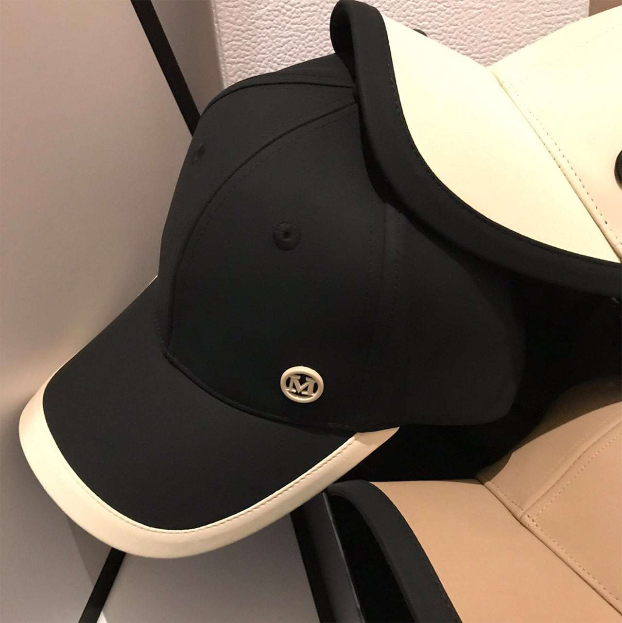 【動画あり】バイカラーバックチェーン付きMロゴマットキャップ　３色展開 - select store mirror me【動画あり】バイカラーバックチェーン付きMロゴマットキャップ　３色展開84325064mirror meselect store mirror me84325064ホワイト