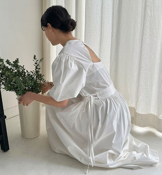 バックカットパフスリーブホワイトワンピース - select store mirror meバックカットパフスリーブホワイトワンピースmirror meselect store mirror meフリーサイズ