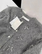 パールボタン立体リボンライトグレーニットセーター - select store mirror meパールボタン立体リボンライトグレーニットセーターmirror meselect store mirror meフリーサイズ