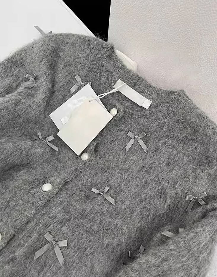 パールボタン立体リボンライトグレーニットセーター - select store mirror meパールボタン立体リボンライトグレーニットセーターmirror meselect store mirror meフリーサイズ