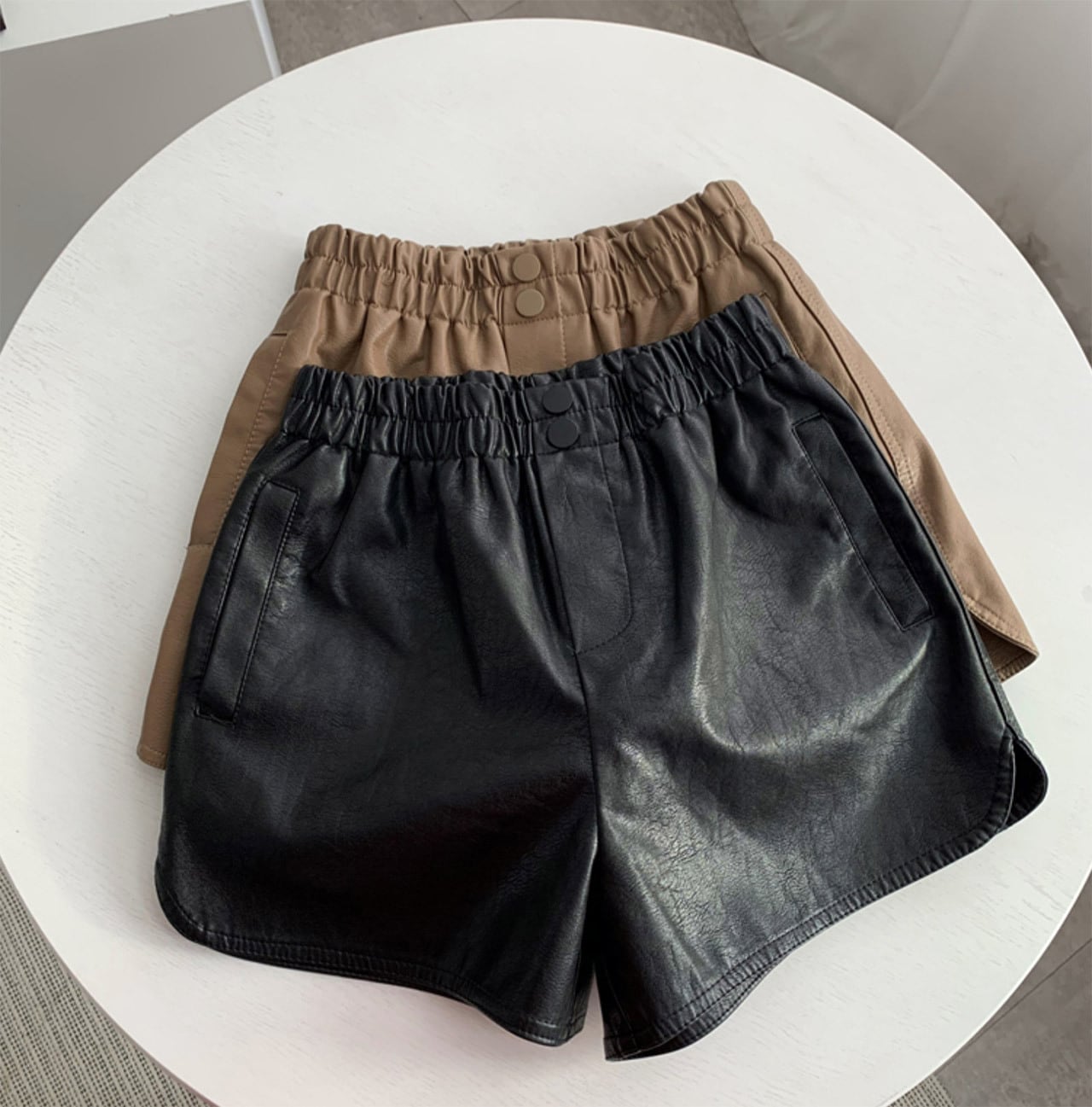 ＜ブラックS１点即納＞セミマットPUレザーショート丈ソフトスリットパンツ　３色展開 - select store mirror me＜ブラックS１点即納＞セミマットPUレザーショート丈ソフトスリットパンツ　３色展開79223270mirror meselect store mirror me79223270ベージュ S
