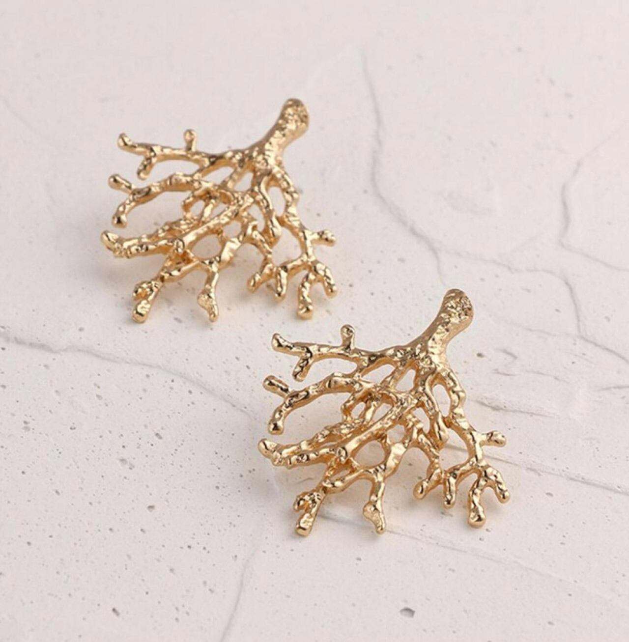 SALE【通常4,250▶︎3,825円】＜１点即納＞珊瑚スタッドゴールドピアス - select store mirror meSALE【通常4,250▶︎3,825円】＜１点即納＞珊瑚スタッドゴールドピアスmirror meselect store mirror meフリーサイズ