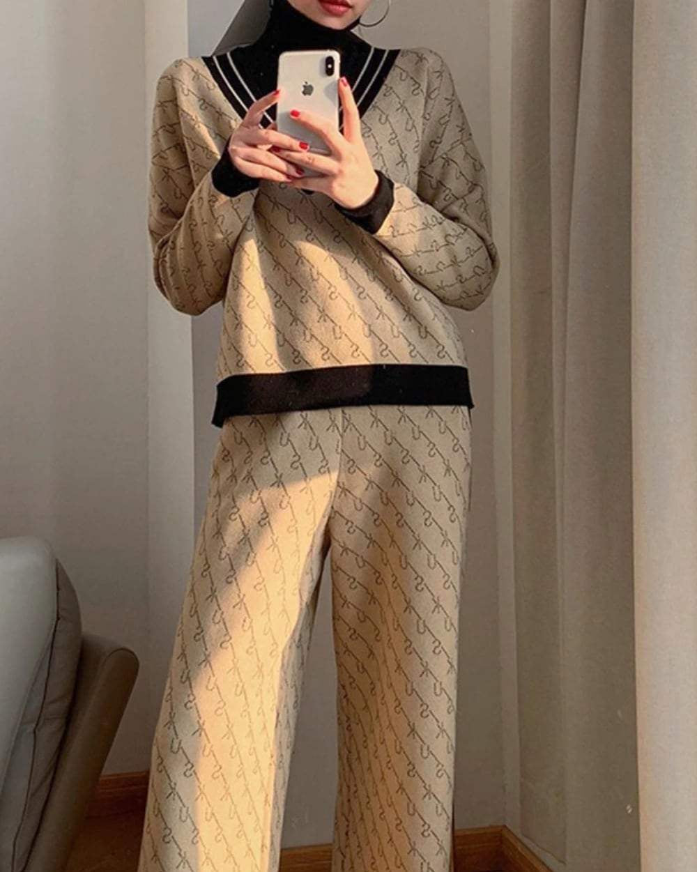 【動画あり】大ヒット！ロゴデザインVネックトップス＆フレアパンツニットセットアップ　２色展開 - select store mirror me【動画あり】大ヒット！ロゴデザインVネックトップス＆フレアパンツニットセットアップ　２色展開155607451mirror meselect store mirror me155607451ベージュS