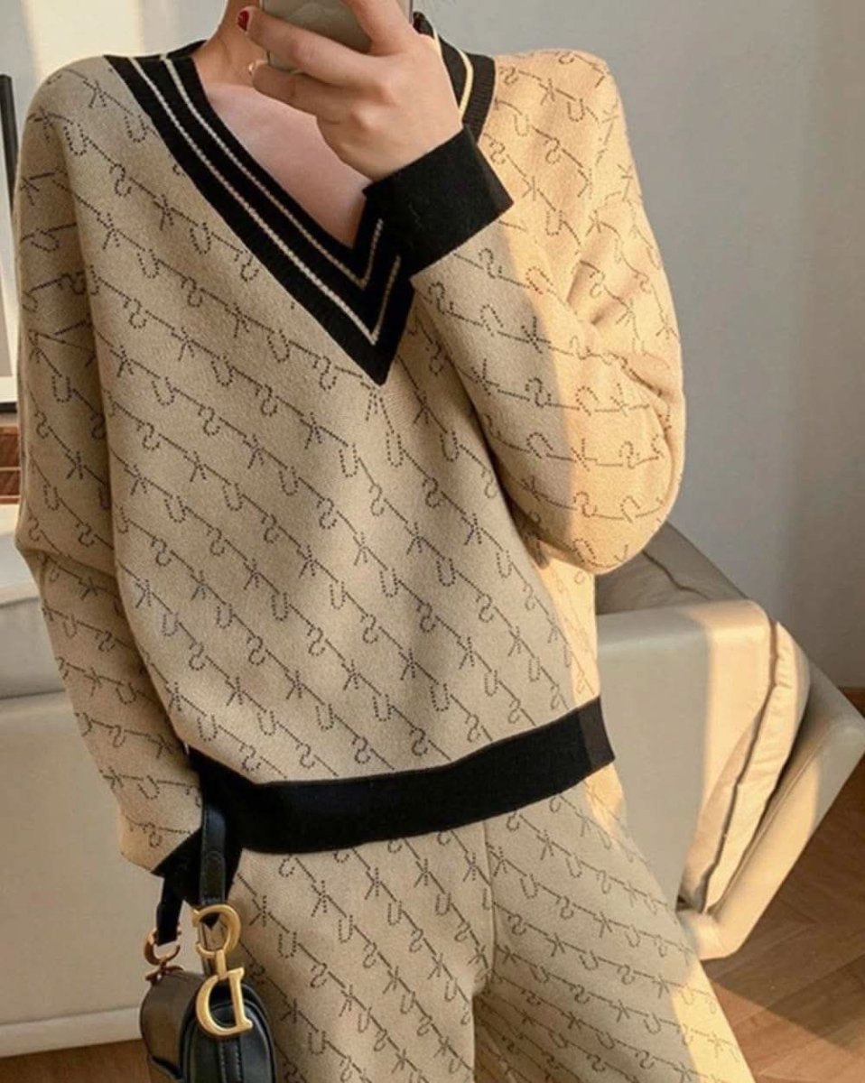 【動画あり】大ヒット！ロゴデザインVネックトップス＆フレアパンツニットセットアップ　２色展開 - select store mirror me【動画あり】大ヒット！ロゴデザインVネックトップス＆フレアパンツニットセットアップ　２色展開155607451mirror meselect store mirror me155607451ベージュS
