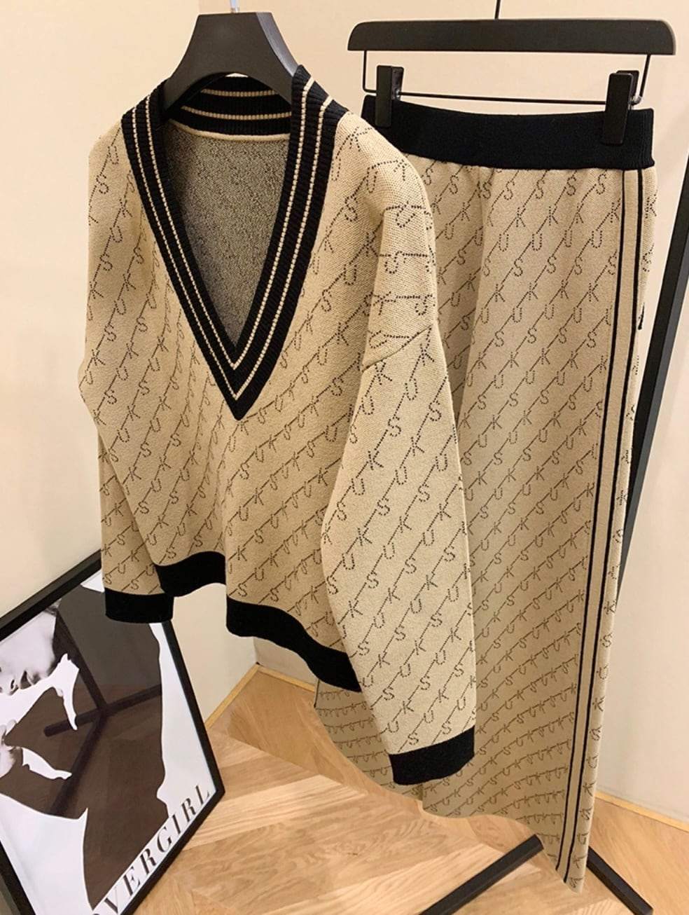 【動画あり】大ヒット！ロゴデザインVネックトップス＆フレアパンツニットセットアップ　２色展開 - select store mirror me【動画あり】大ヒット！ロゴデザインVネックトップス＆フレアパンツニットセットアップ　２色展開155607451mirror meselect store mirror me155607451ベージュS