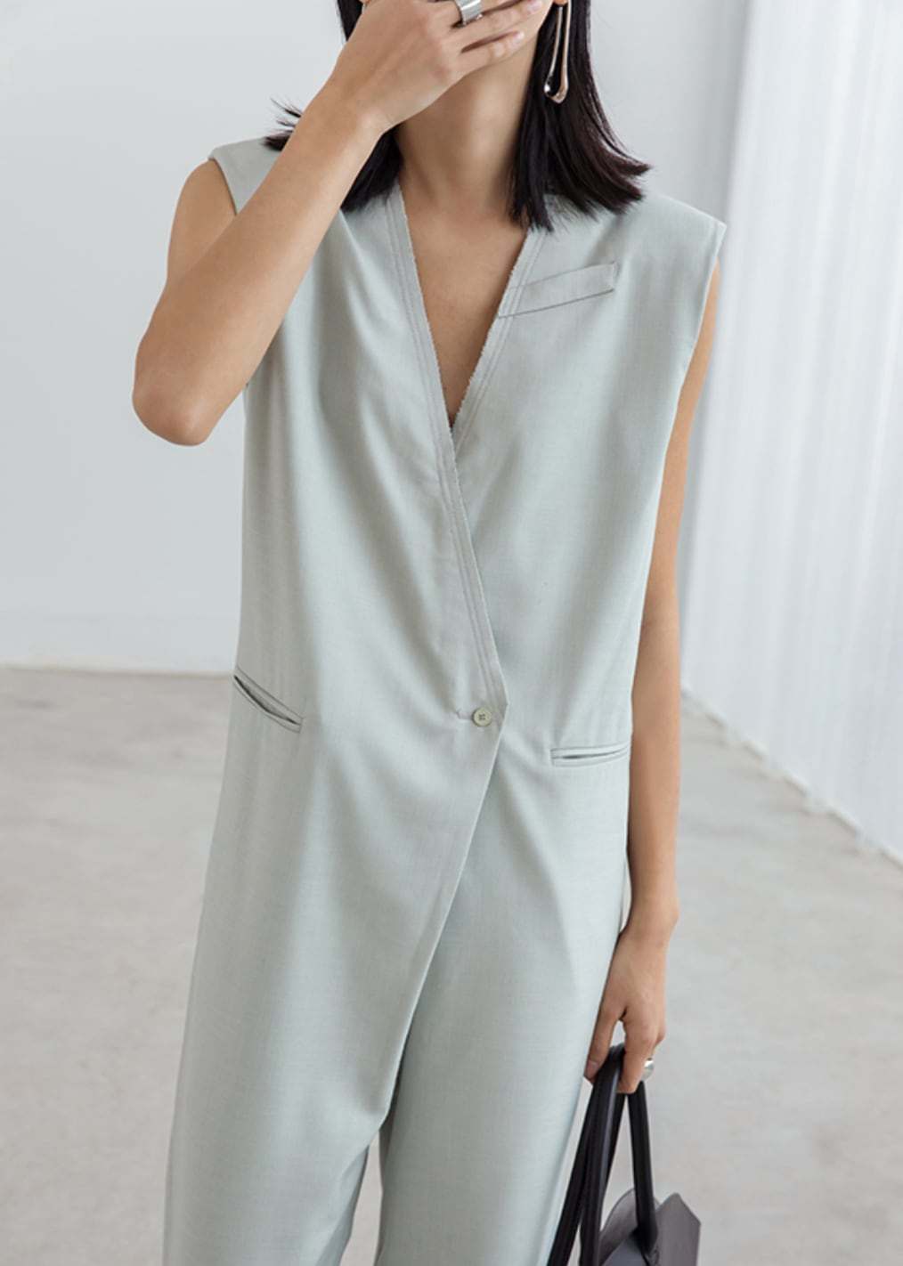 ＜大ヒット＞【動画あり】Vネックノースリーブサックロンパース　２色展開 - select store mirror me＜大ヒット＞【動画あり】Vネックノースリーブサックロンパース　２色展開176742516mirror meselect store mirror me176742516グレーS